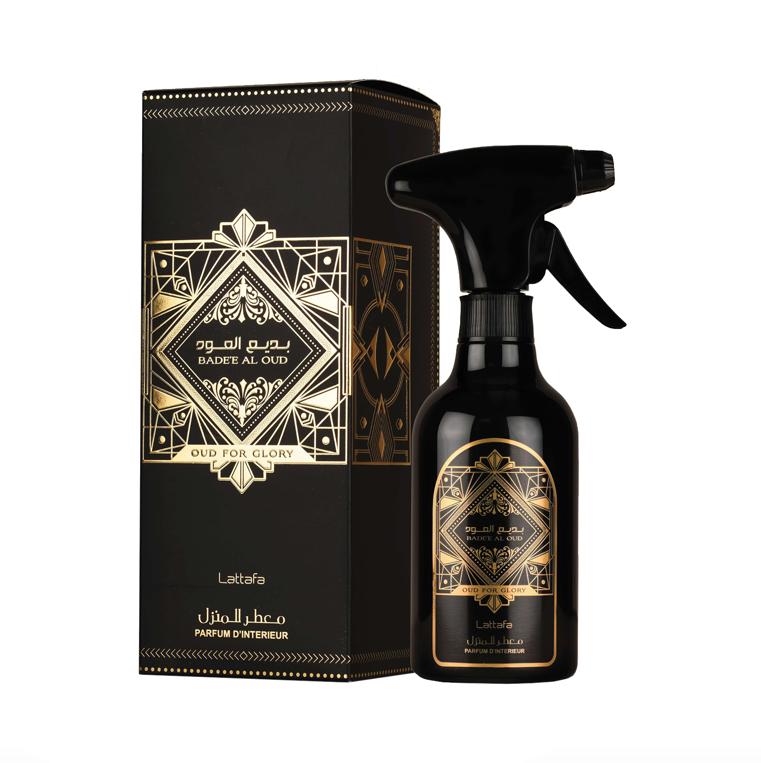 Profesionāla produkta fotogrāfija Lattafa Badee Al Oud 450 ml tilpuma istabas aerosola pudelīte, kas tiek pasniegta līdzās oriģinālajam elegantajam iepakojumam, izceļot aromātu kolekcijas izsmalcināto un izsmalcināto dizainu.