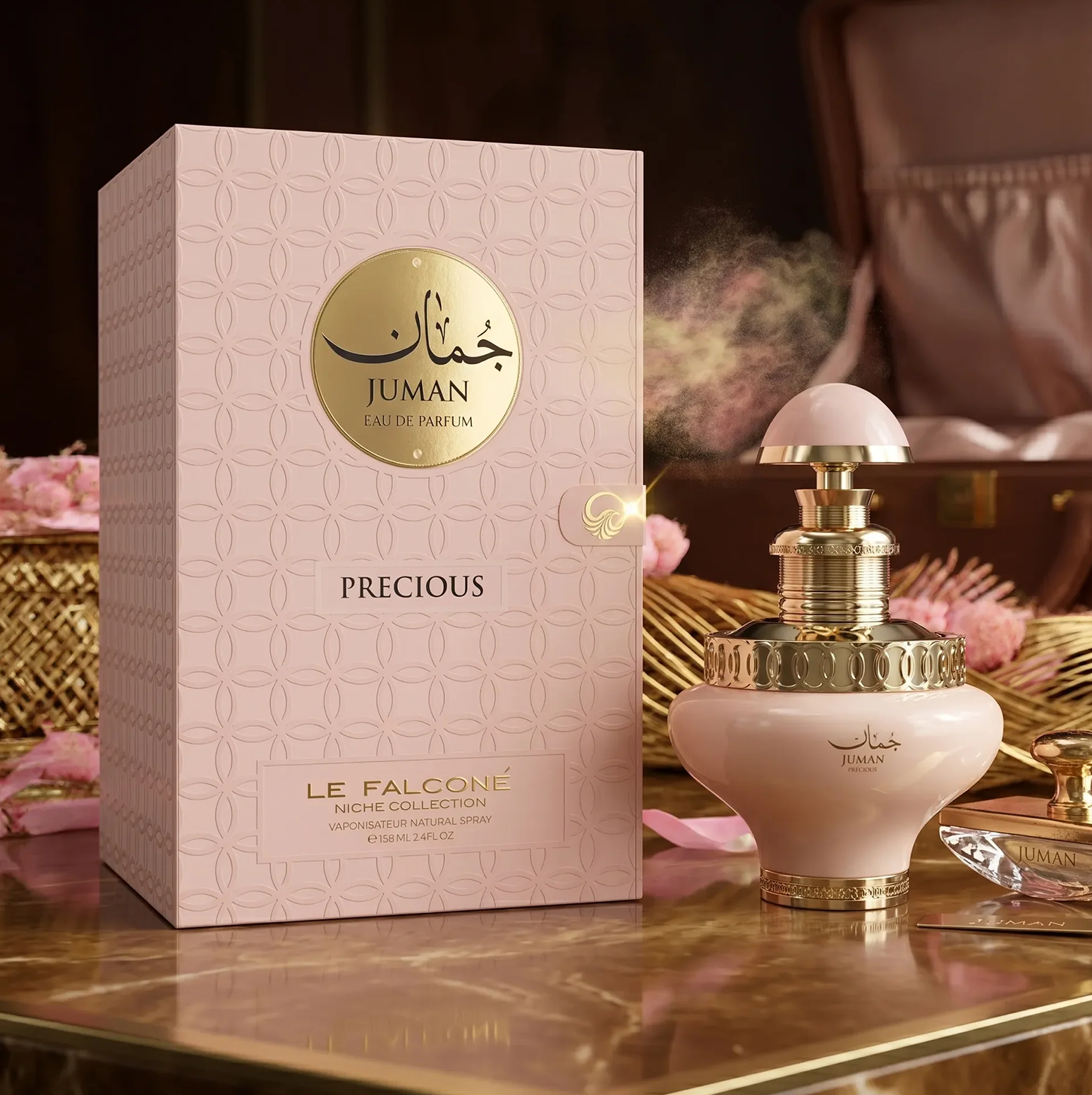 Grezna Juman Precious Eau de Parfum produkta prezentācija, kurā uz elegantas marmora virsmas ir izvietota 100 ml pudelīte ar maigu toni, kas atrodas blakus greznai, rakstainai dāvanu kastītei.