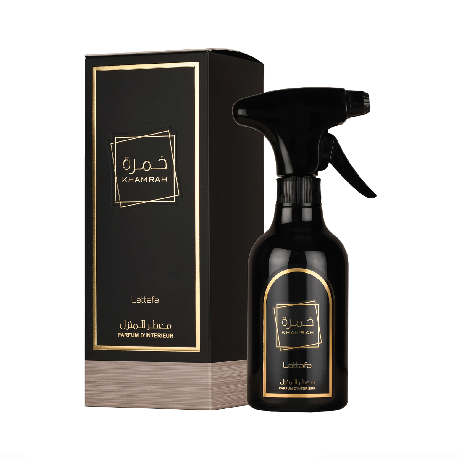 Profesionāla produkta fotogrāfija Lattafa Khamrah 450 ml tilpuma istabas aerosola pudelīte, kas izvietota līdzās elegantajam iepakojumam, izceļot šīs luksusa mājas smaržas augstākās kvalitātes, izsmalcināto estētiku.