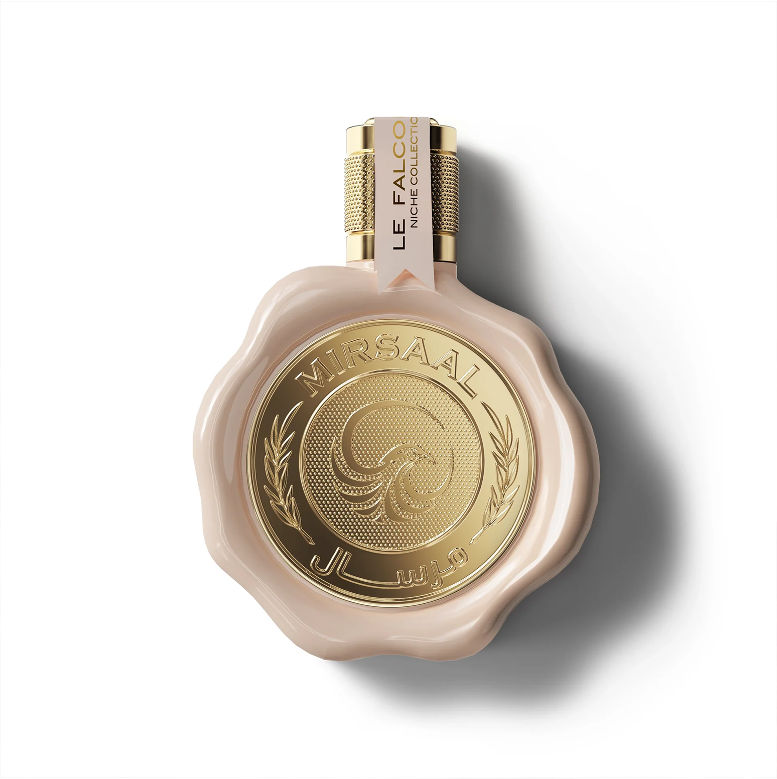 Le Falconé Mirsaal Passion 100 ml flakona tuvplāns ar unikālo vaska zīmoga dizainu. Mirsaal Passion 100 ml pudeles tīrs studijas kadrs, kurā izcelts tās maigi rozā tonis, ikoniskā vaska zīmoga iedvesmotā zelta emblēma un sarežģītais vāciņa izgatavošanas process.