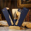 Augstas kvalitātes produktu ekspozīcija, kurā uz marmora virsmas redzama Risala Autograph 100 ml pudelīte, kas ievietota tās raksturīgajā zilā un zelta krāsas dāvanu kastītē, kas iedvesmota no strūklakas pildspalvas.