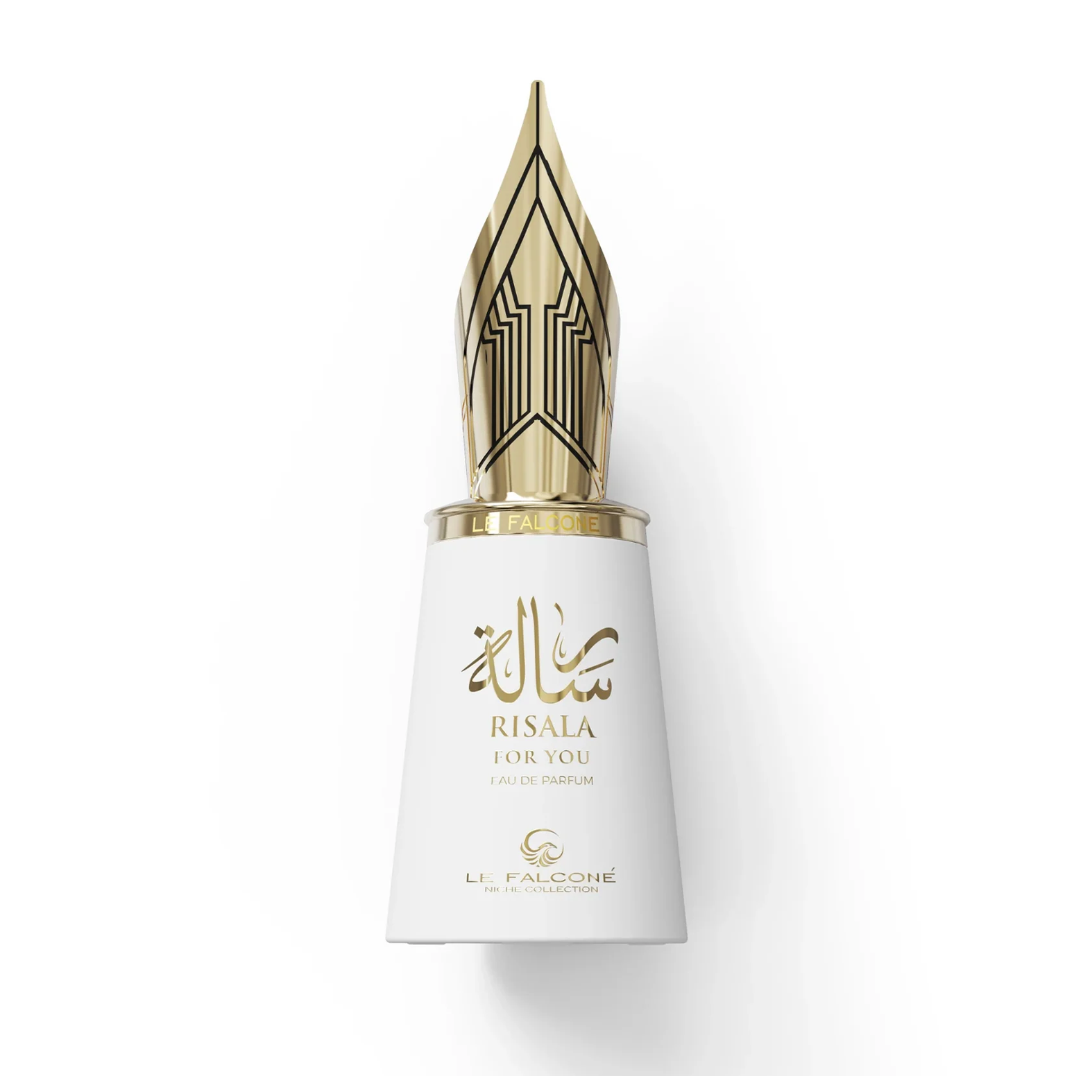 Le Falconé Risala For You 100 ml flakona tuvplāns ar zelta krāsas vāciņu ar pildspalvas spalvu. Risala For You 100 ml smaržu flakona tīrs studijas kadrs, kurā izcelts tā gludais baltais korpuss un sarežģītais, skulpturālais zelta krāsas vāciņš ar strūklakas pildspalvu un nazi, kas raksturo šo unikālo nišas aromātu.