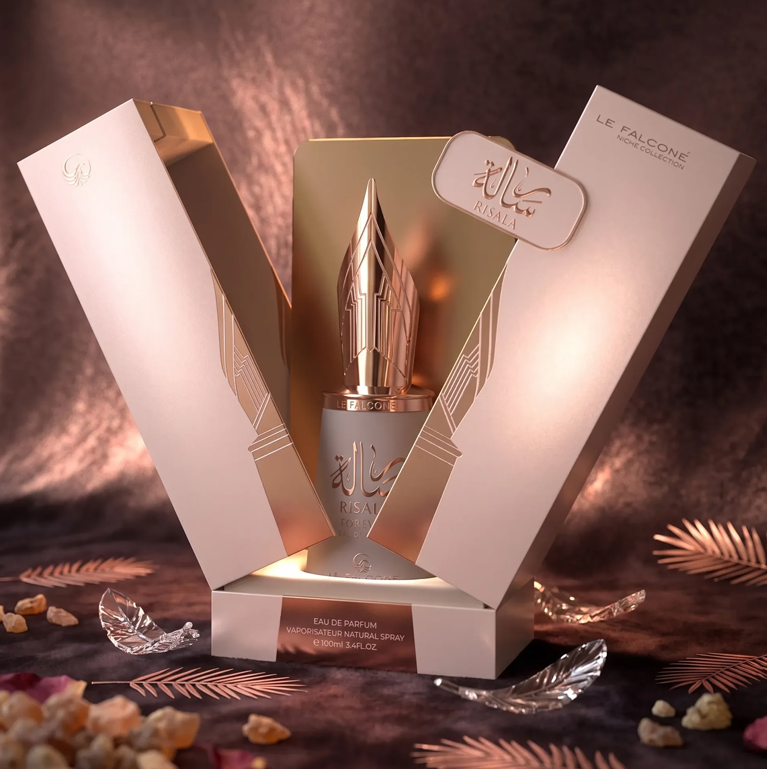 Risala Forever Eau de Parfum grezna produkta prezentācija ar 100 ml pudelīti ar tās raksturīgo vāciņu ar pildspalvu un pildspalvu, kas izvietota elegantā dāvanu kastītē kopā ar dekoratīviem akcentiem.