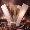 Risala Forever Eau de Parfum grezna produkta prezentācija ar 100 ml pudelīti ar tās raksturīgo vāciņu ar pildspalvu un pildspalvu, kas izvietota elegantā dāvanu kastītē kopā ar dekoratīviem akcentiem.